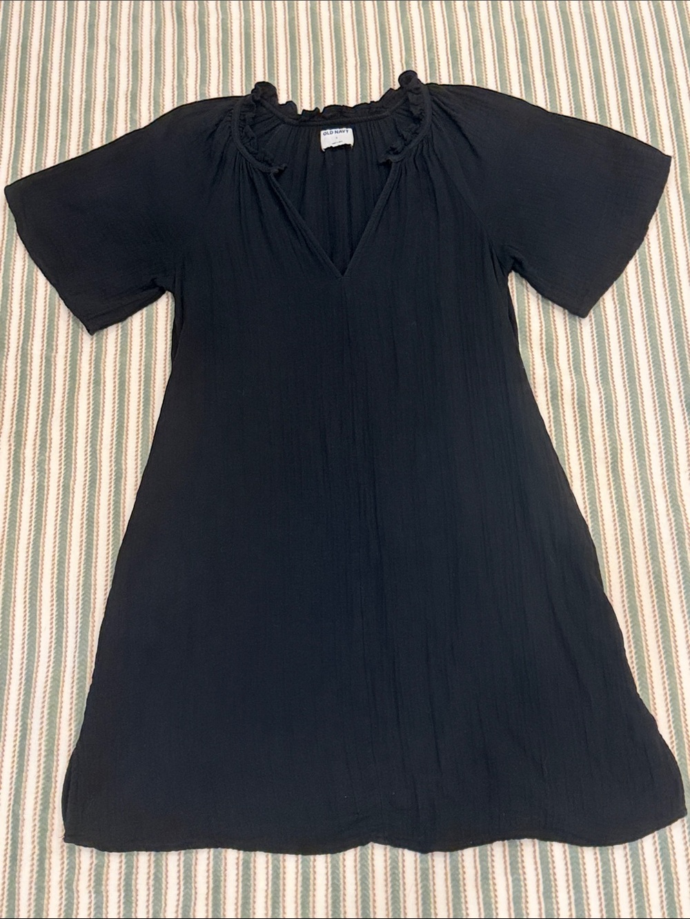 Old Navy Black Short-Sleeve V-Neck Mini Dress with pockets in 100% cotton